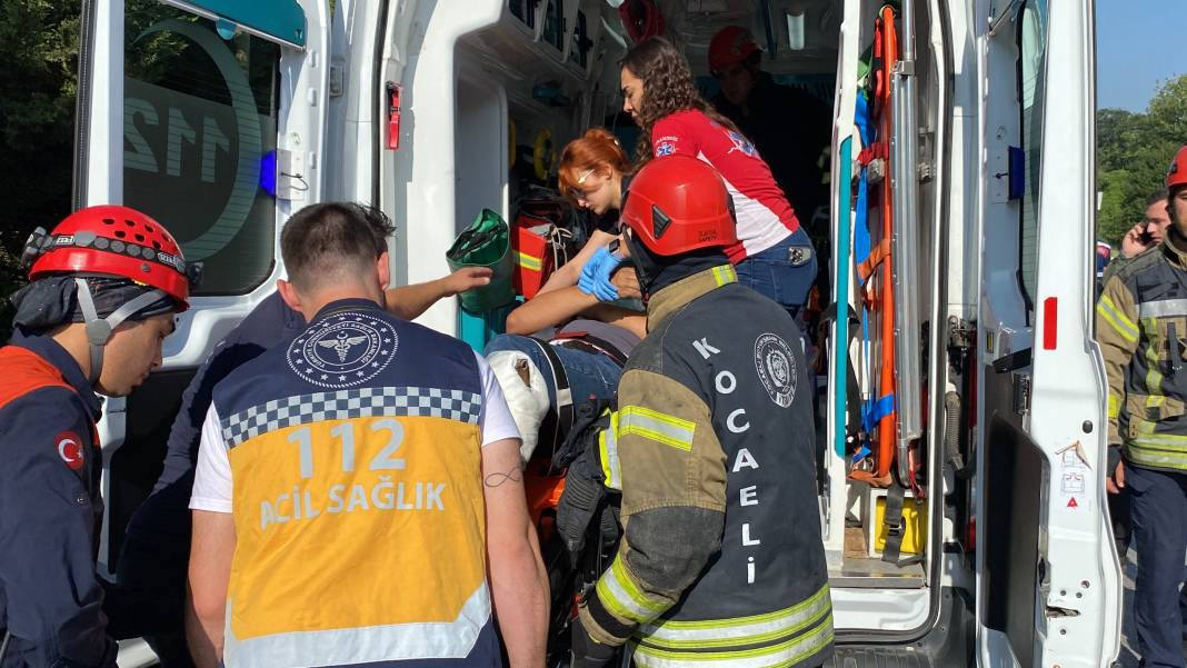 Tır ile servis midibüsü kafa kafaya çarpıştı: 1'i ağır 26 yaralı - Resim: 13